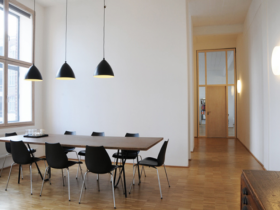 Lichtdurchfluteter Schreibtisch Arbeitsplatz in der alten Samtweberei