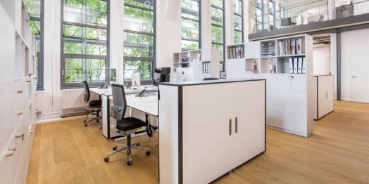 Stylische Arbeitsplätze mit Wow Effekt in spektakulärem Industrieloft