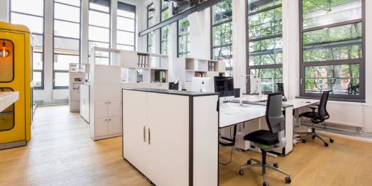 Stylische Arbeitsplätze mit Wow Effekt in spektakulärem Industrieloft