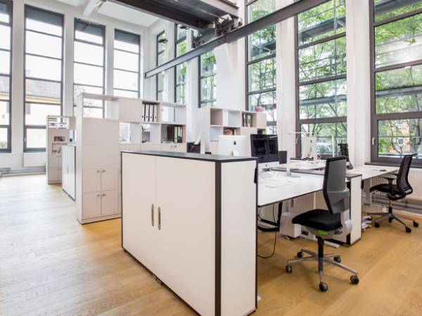 Kreative Bürogemeinschaft mit Industriecharme in München-Obersendling — Bild 1