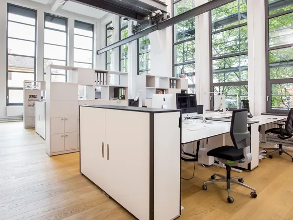 Schreibtischplatz in München (Sendling) – Großzügige Bürogemeinschaft mit Loft-Charakter in München-Sendling — Bild 1