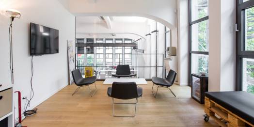 Stylische Arbeitsplätze mit Wow Effekt in spektakulärem Industrieloft