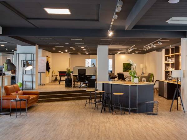 Moderner Coworking Space in Holzkirchen im Zentrum — Bild 1