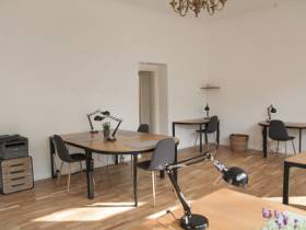 Schönes und stilvoll möbliertes Büro mit Teeküche in Sülz