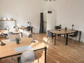 Schönes und stilvoll möbliertes Büro mit Teeküche in Sülz