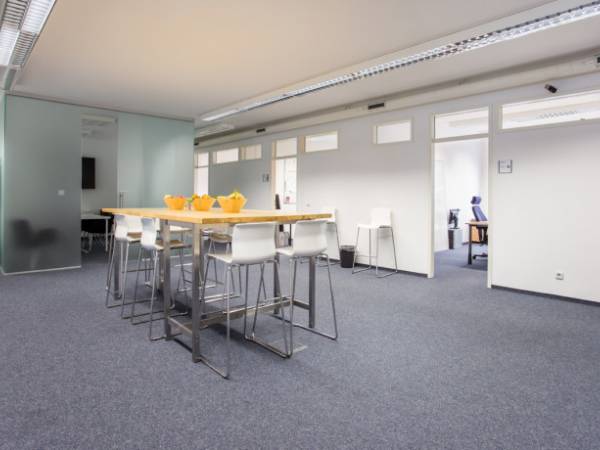 Zentrale Bürogemeinschaft mit hellen Räumen in — Bild 5
