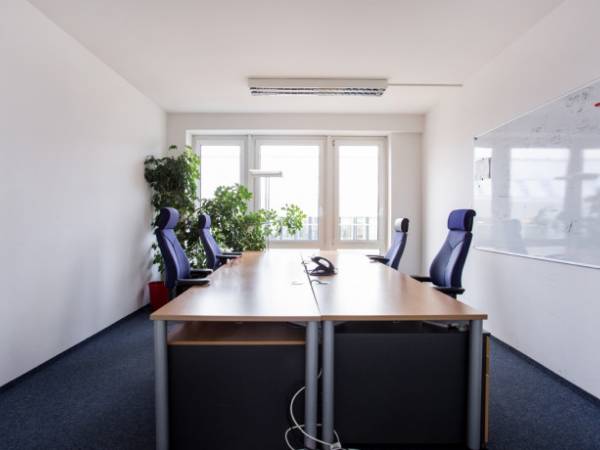 Zentrale Bürogemeinschaft mit hellen Räumen in — Bild 1