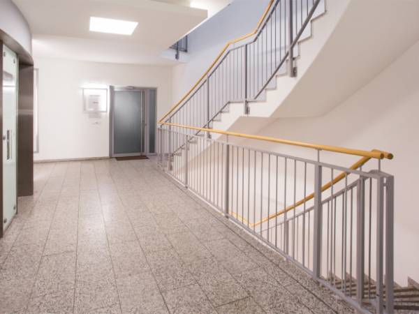 Zentrale Bürogemeinschaft mit hellen Räumen in — Bild 6