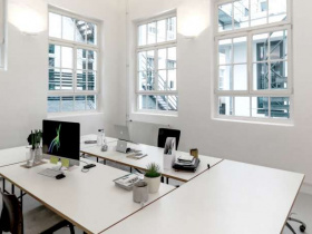Schreibtischplätze in hellem Industriebau für kreative Coworker