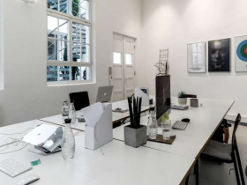Schreibtischplätze in Industrieloft für kreative Coworker