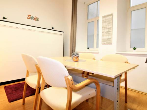 Büroraum und Arbeitsplätze — Bild 1