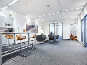 Moderner heller Büroraum in Hamburg Zentrum