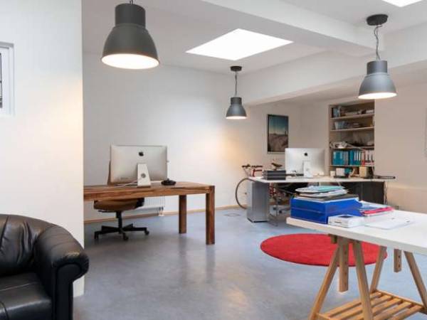 Schreibtischplatz in München (Sendling) – Helle Bürogemeinschaft im grünen Hinterhof in München-Sendling — Bild 1