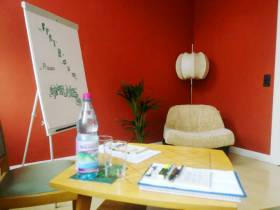 Büroraum und Arbeitsplätze in einem schönen Altbaubüro