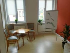Büroraum und Arbeitsplätze in einem schönen Altbaubüro