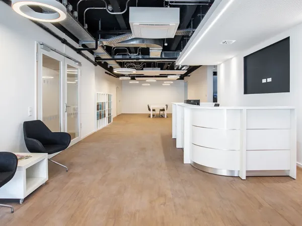 Abschließbares Büro in München (Sendling) – Moderne Bürogemeinschaft in Sendling mit Blick über München — Bild 1