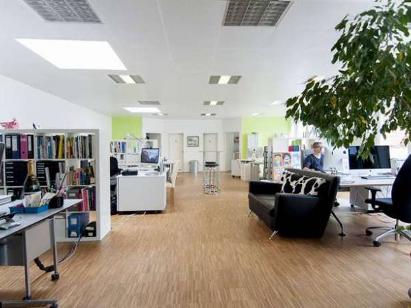 Heller Coworking-Arbeitsplatz in Bürogemeinschaft in Düsseldorf-Bilk — Bild 1