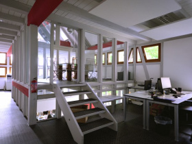 Moderne Arbeitsplätze und Büroraum in historischem Fachwerkgebäude