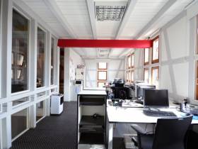 Moderne Arbeitsplätze und Büroraum in historischem Fachwerkgebäude