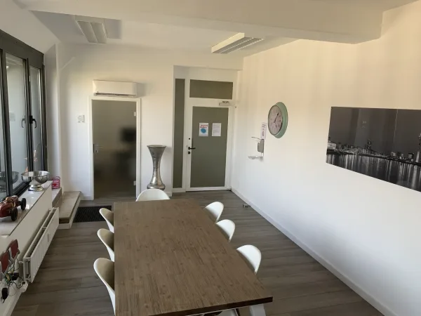 Abschließbares Büro in Düsseldorf (Pempelfort) – Moderne Bürogemeinschaft mit Balkon in Düsseldorf-Pempelfort — Bild 8