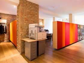 Arbeitsplatz in kreativer Bürogemeinschaft in Loftbüro