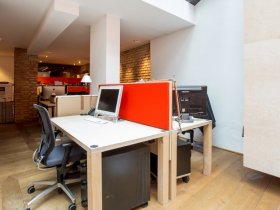 Arbeitsplatz in kreativer Bürogemeinschaft in Loftbüro