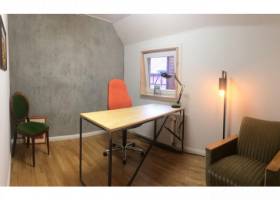 Möbliertes Büro