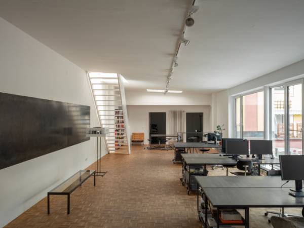 Lichtdurchflutetes Loftbüro in Bürogemeinschaft im — Bild 1