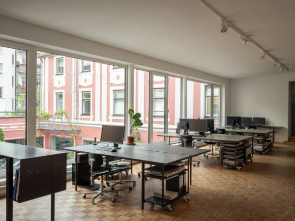 Lichtdurchflutetes Loftbüro in Bürogemeinschaft im — Bild 2