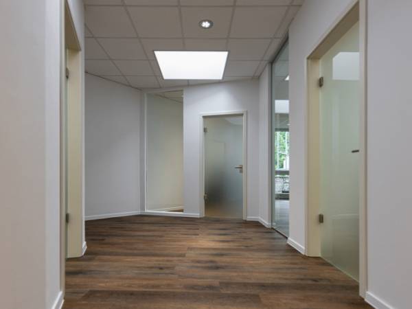 Moderne Bürogemeinschaft mit Tageslicht in Düsseldorf-Heerdt — Bild 8