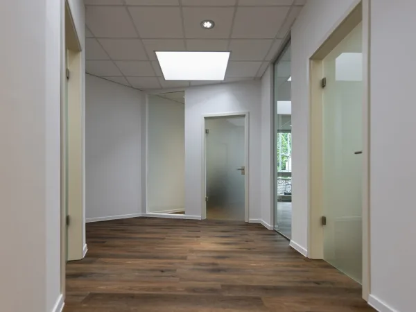 Abschließbares Büro in Düsseldorf (Heerdt) – Moderne Bürogemeinschaft mit Tageslicht in Düsseldorf-Heerdt — Bild 8