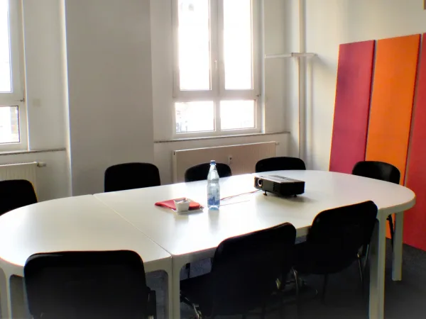Abschließbares Büro in Offenbach am Main (Nordend) – Helle Bürogemeinschaft im Industrie-Loft in Offenbach Nordend — Bild 4