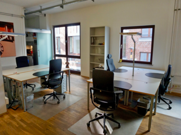 Moderner Arbeitsplatz in Bürogemeinschaft mit Loftcharakter in — Bild 1