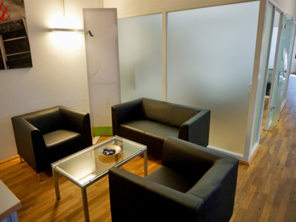 Moderner Arbeitsplatz in Bürogemeinschaft mit Loftcharakter in — Bild 4