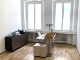 Super ausgestatteter Büroraum mit Konferenzraum
