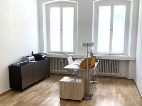 Super ausgestatteter Büroraum mit Konferenzraum