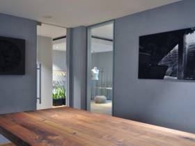 Stylischer Arbeitsplatz in kreativer Bürogemeinschaft