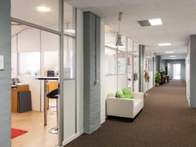 Großzügige Arbeitsplätze in Büro zwischen Wilmersdorf