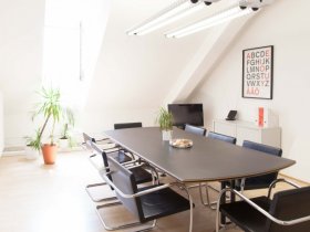 Großzügige Arbeitsplätze in Büro zwischen Wilmersdorf