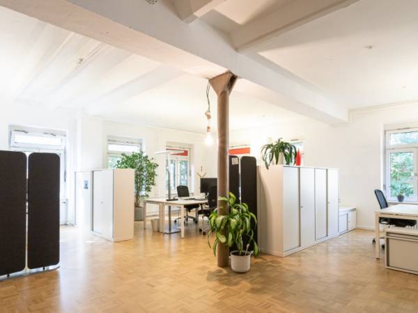 Helle Bürogemeinschaft im ruhigen Hinterhaus in Frankfurt-Ostend — Bild 1