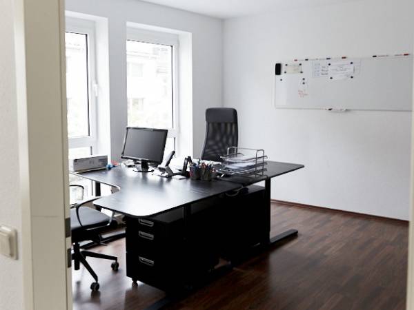 Großes, voll möbliertes Büro in ruhiger Bürogemeinschaft in — Bild 6