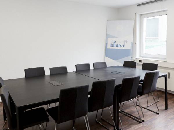 Großes, voll möbliertes Büro in ruhiger Bürogemeinschaft in — Bild 2