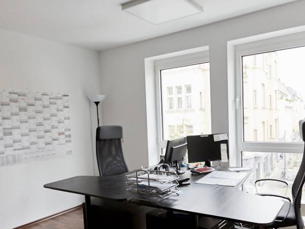 Großes, voll möbliertes Büro in ruhiger Bürogemeinschaft in — Bild 4