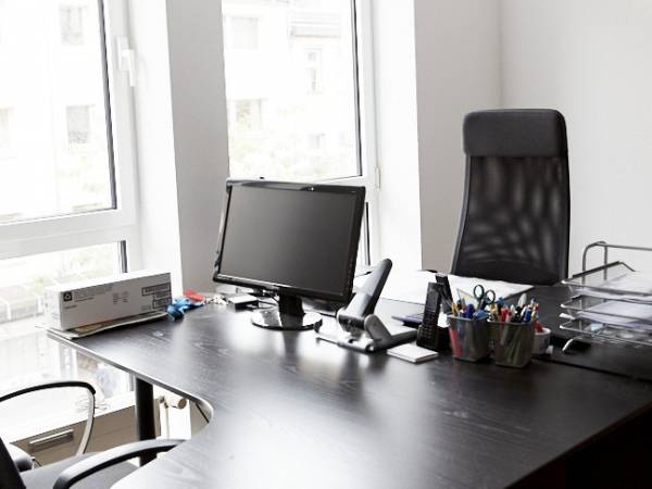 Großes, voll möbliertes Büro in ruhiger Bürogemeinschaft in — Bild 1