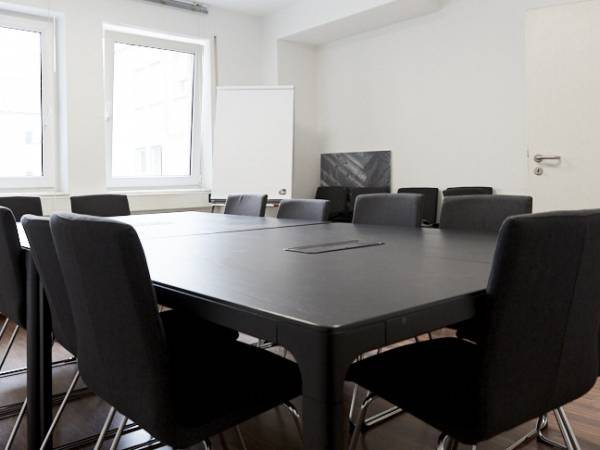 Großes, voll möbliertes Büro in ruhiger Bürogemeinschaft in — Bild 8