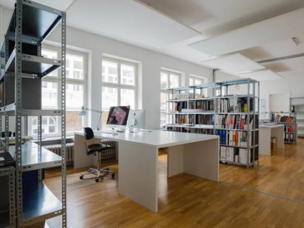 Helles Loftbüro in kreativer Bürogemeinschaft in Stuttgart-Mitte — Bild 1