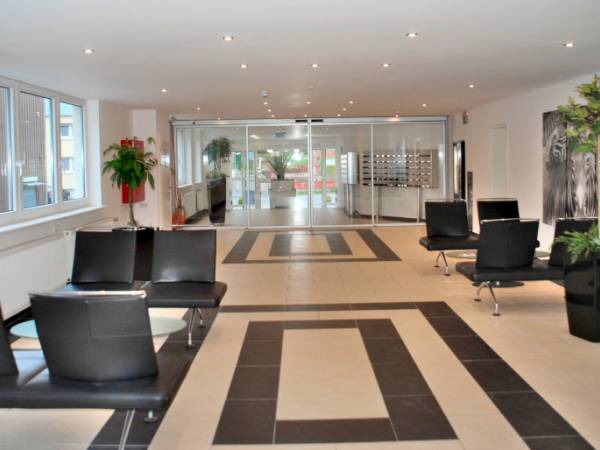 Helle, renovierte Büroräume mit Skylineblick in Steinbach (Taunus) — Bild 8