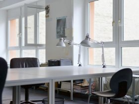 Helle Schreibtischplätze in Gründerzeitgebäude am Schlesischen Tor