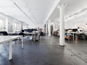 Helle Schreibtischplätze in Gründerzeitgebäude am Schlesischen Tor