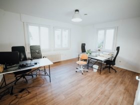 Moderne und stylische Bürofläche mit 4 freien Arbeitsplätzen